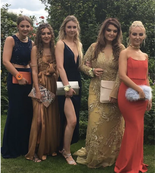 Five Girls Pose For Prom Photo – Later It Goes Viral Due To Little Hidden Detail