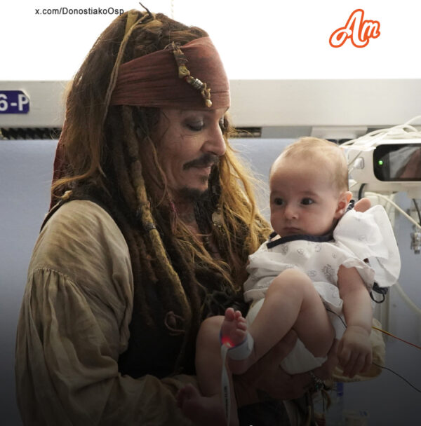 La Leyenda De Hollywood Johnny Depp Se Transformó En El Capitán Jack Sparrow Y Visitó Un Hospital Infantil En España.