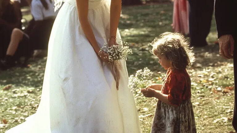 At My Wedding, a Little Girl with a Bouquet of Daisies Asked for a Coin – I Glanced at Her Hand & Stopped the Wedding