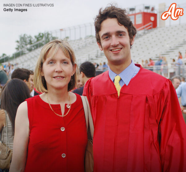 Hijo Se Avergüenza De Su Madre E Invita A Otra Mujer A Su Graduación – Historia Del Día