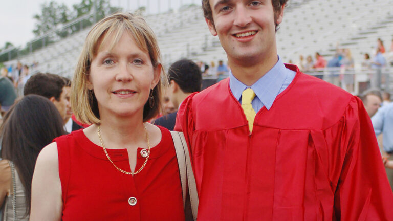 Hijo Se Avergüenza De Su Madre E Invita A Otra Mujer A Su Graduación – Historia Del Día