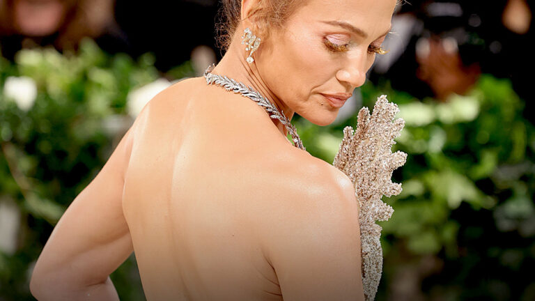 Los Usuarios Critican A Jennifer Lopez Por Llevar Un “Atuendo Ridículo” En El Estreno De Su Nueva Película – Fotos