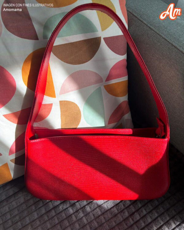 Acidentalmente peguei a bolsa da minha filha em vez da minha e fiquei chocada com o que encontrei dentro