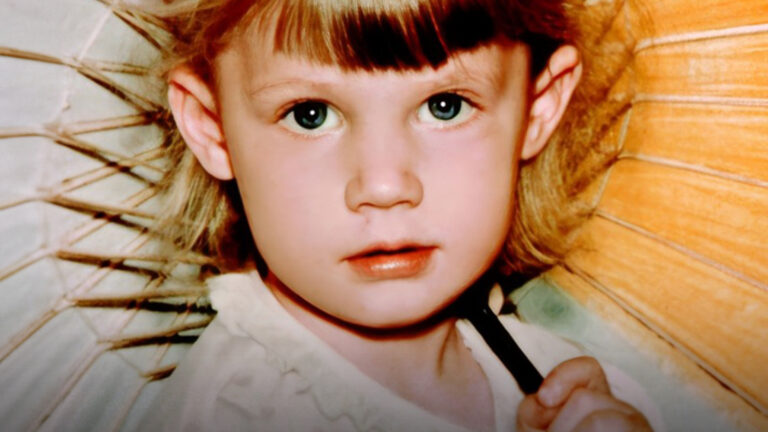 Esta chica usó cupones de alimentos para alimentar a sus hermanos mientras su madre luchaba contra la adicción. Ahora, es una famosa personalidad de la televisión