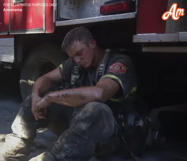 Un hombre corrió hacia la mansión en llamas de su difunto padre millonario. Los rescatistas temieron lo peor, pero 8 horas después, salió