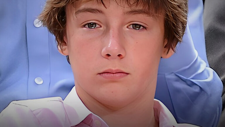 Este niño tenía solo 13 años cuando perdió a su estrella madre en un accidente repentino – Años después, tomó su apellido, a pesar de ser una copia de papá