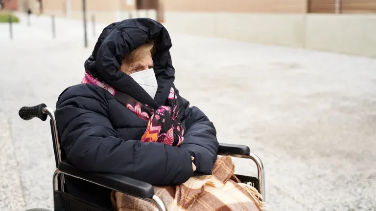 Hijo deja a su madre en silla de ruedas en la calle y un año después la ve llegar a su casa de pie – Historia del día