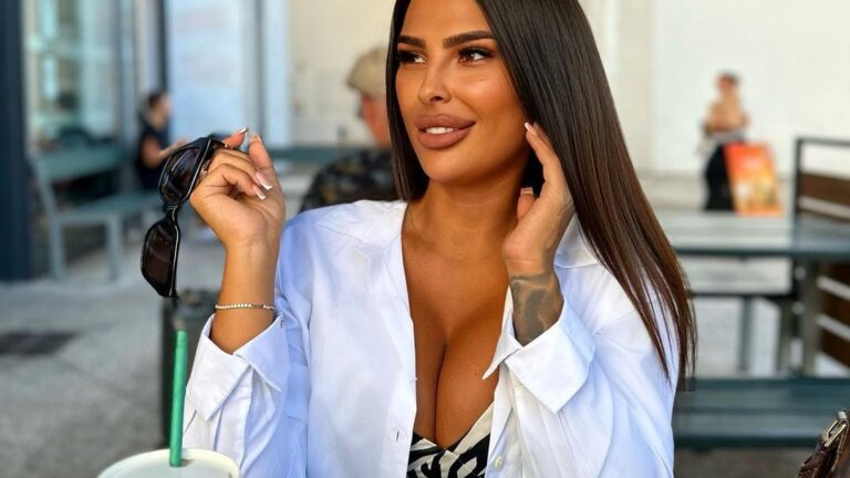 Ascensiunea unei Influencerițe în Era Digitală