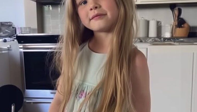 Mi hija de 5 años se negó a cortarse el pelo y dijo: “Quiero que mi verdadero papá me reconozca cuando regrese”.