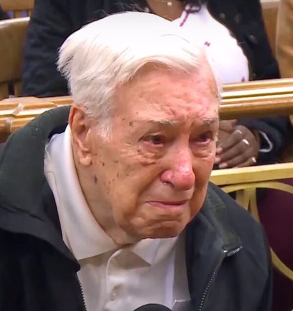 PADRE DEVOTO DE 96 AÑOS SE ENFRENTA AL JUEZ POR EXCESO DE VELOCIDAD: LO QUE SUCEDIÓ DESPUÉS FUE INESPERADO