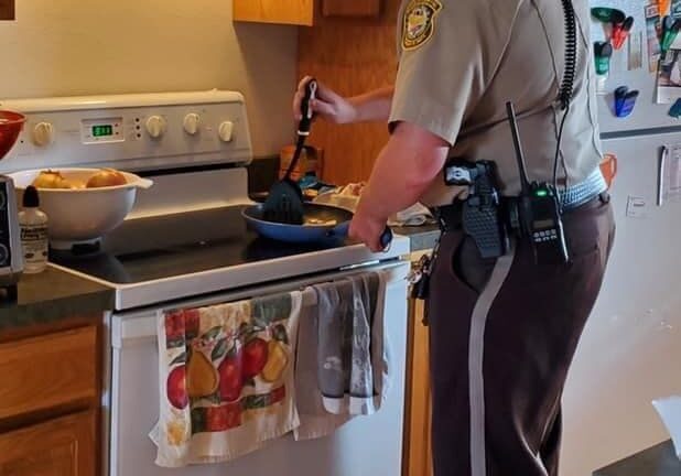 La oficial la revisó, lo que encontró le hizo quedarse