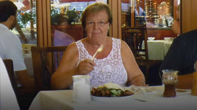 Mientras esperan a crítico gastronómico secreto, meseros ignoran a mujer de aspecto común sin saber que es ella – Historia del día