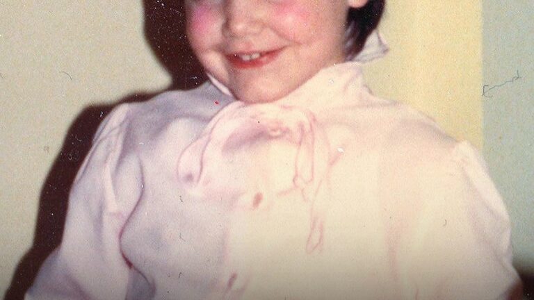 Esta niña fue abandonada por sus padres biológicos y entregada a una familia que no planeaba adoptarla. Ahora, es una exitosa estrella de televisión.