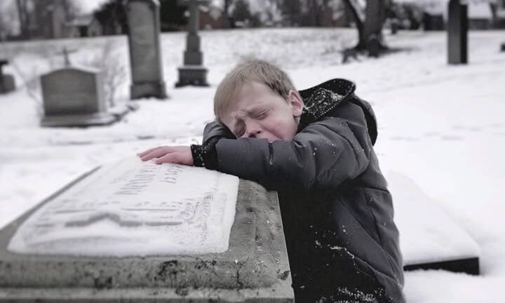 Boy Goes to Visit Twin Brother’s Grave, Doesn’t Return Home Even at 11 p.m.