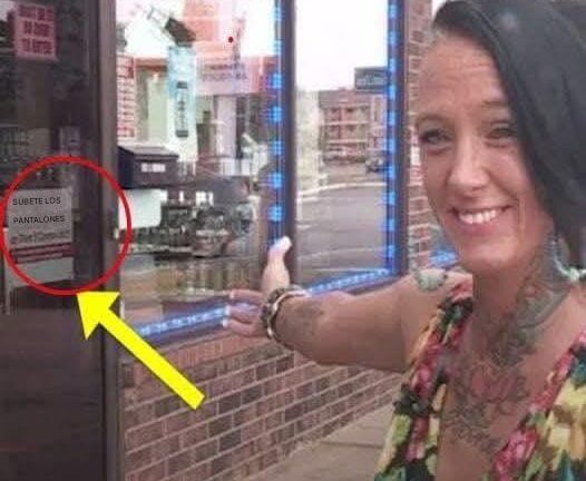 Una licorería de Oklahoma enfrentó críticas por un cartel “ofensivo” en su ventana.