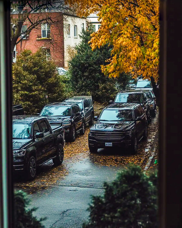 Una taxista embarazada lleva a un hombre sin hogar al hospital. A la mañana siguiente, ve una caravana de todoterrenos fuera de su ventana.