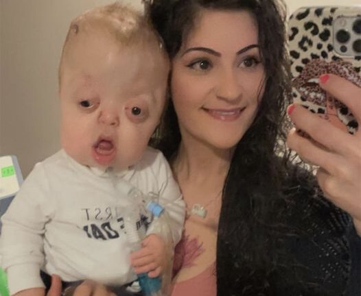 Cada vez que publica fotos de su bebé en línea, la gente le ruega que deje de hacerlo.