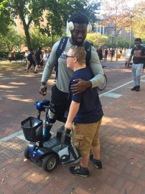 NO SE SUPONÍA QUE DEBERÍA ESTAR ALLÍ, PERO LUEGO ME ABRAZÓ COMO SI FUERA DE LA FAMILIA