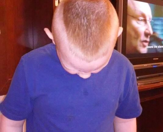 UN CORTE DE PELO MILITAR METIÓ A MI HIJO EN PROBLEMAS. AHORA ME ENFRENTO A UNA BATALLA MÁS GRANDE.