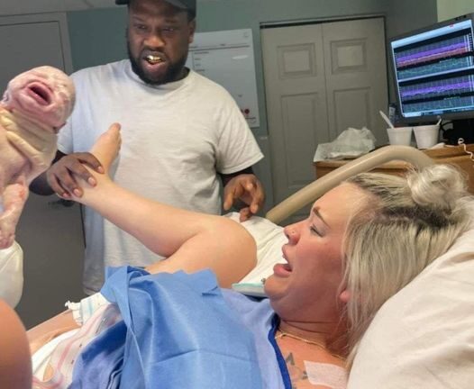 La divertida reacción del padre ante el nacimiento de su pareja se ha vuelto viral.