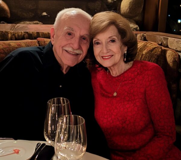 ¿ESTOY EQUIVOCADO AL ESTAR ENOJADO PORQUE MI MADRE DE 73 AÑOS COMENZÓ A SALIR CON CHICOS OTRA VEZ EN LUGAR DE CENTRARSE EN NUESTRA FAMILIA?