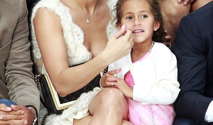 Con traje y corbata de hombre: López salió con su hija de 17 años