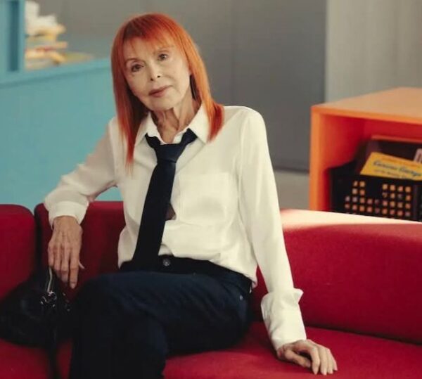 Can You Guess Who This 4-Foot-Tall Hollywood Star Is?: At 66, She’s Still Turning Heads!