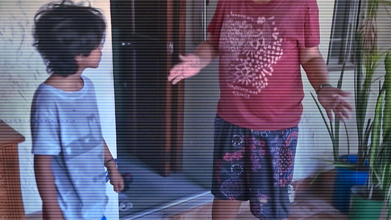 Mi hijastro no sabía que la cámara de nuestra puerta tenía un micrófono – Lo que le oí decir sobre su madre biológica me dejó llorando