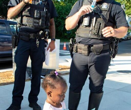 SHE WALKED RIGHT UP TO THE COPS WITH HER FREEZER POP—AND HANDED THEM A NOTE FROM HER MOM