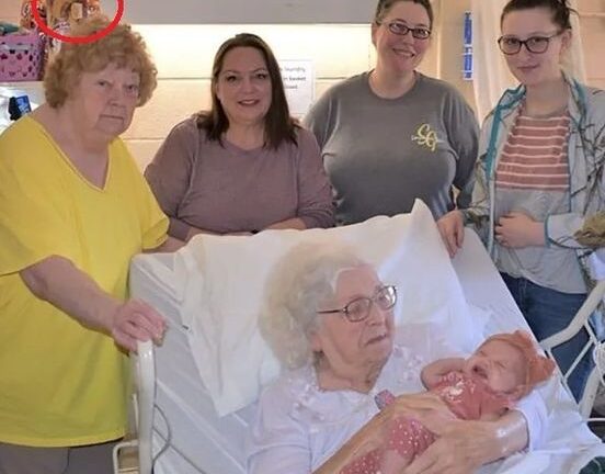 98-year-old Kentucky woman with over 230 great-great-grandchildren embraces her great-great-great-grandchild for the first time in amazing photo with 6 generations in it