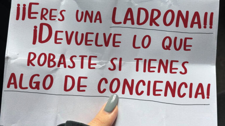 Mi difunta madre se hizo rica de la noche a la mañana hace diez años, pero junto con su herencia recibí una carta que decía: “Eres una ladrona” – Historia del día
