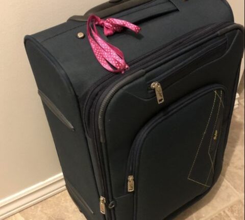 Baggage Handler Warns Everyone To Stop Tying A Ribbon On Their Luggage