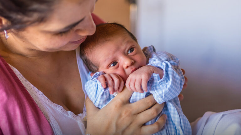 Hombre se divorcia tras el nacimiento de su 5ta hija: accidentalmente ve a su exesposa años después – Historia del día