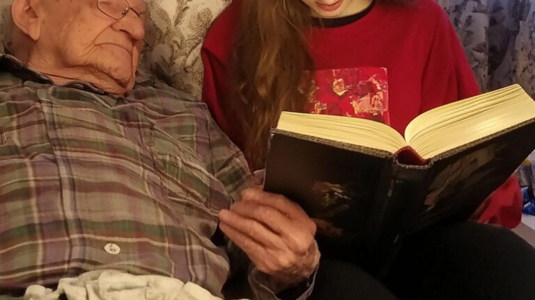 Mientras le leía a su abuelo ciego, una chica descubrió una carta sellada que estuvo oculta entre las páginas por 60 años