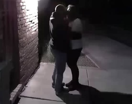 Planeé una fiesta sorpresa para mi esposo, pero cuando entró, todo el mundo se quedó en silencio