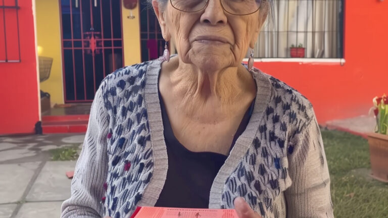 Mi novia del instituto se presentó en mi casa 48 años después de nuestro último encuentro, sosteniendo una vieja caja roja