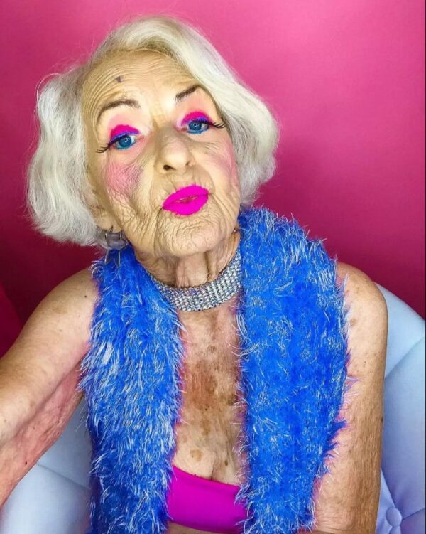 She is not ashamed of her age:94-year-old model in a bodysuit was rebuked for a photo by the pool