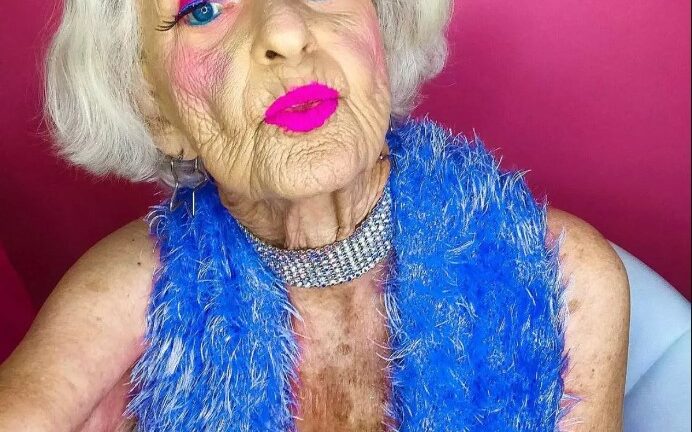 She is not ashamed of her age:94-year-old model in a bodysuit was rebuked for a photo by the pool