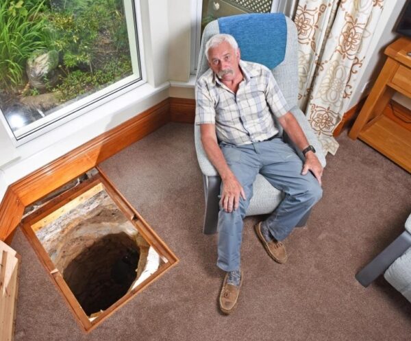“What a Surprise”: A Pensioner Made an Interesting Discovery In His Home While Renovating His Living-room!