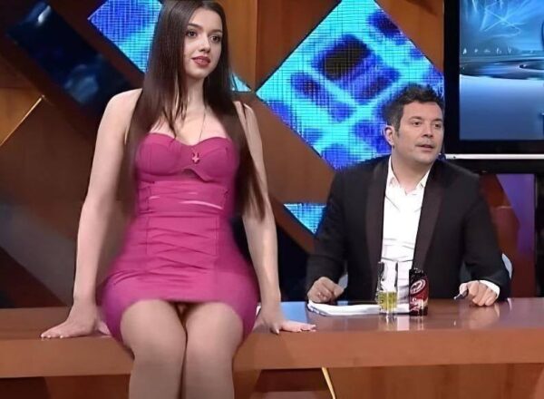 L00K CL0SER! She SH0WED Her CameI T0E LlVE 0n AlR, Prepare T0 G4SP