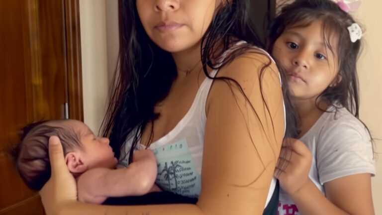 Mi madre me abandonó cuando yo tenía 10 años para criar a su “hijo perfecto” — Pero mi abuela se lo hizo pagar