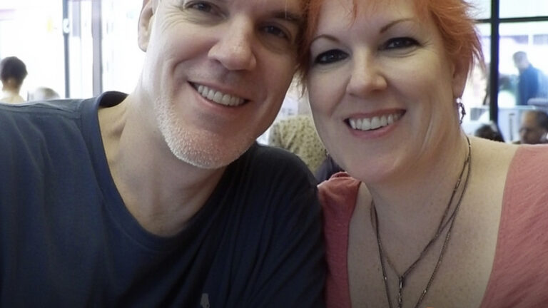 Hombre está convencido de que su esposa murió 3 años atrás, y se la encuentra por accidente en sus vacaciones – Historia del día