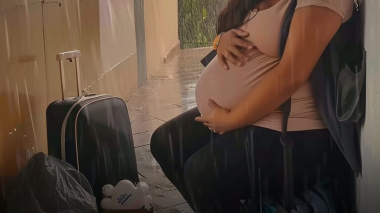 “Sin techo y hambrienta”: El cartel de una indigente a la que acogí para que me echaran de casa el mismo día – Historia del día