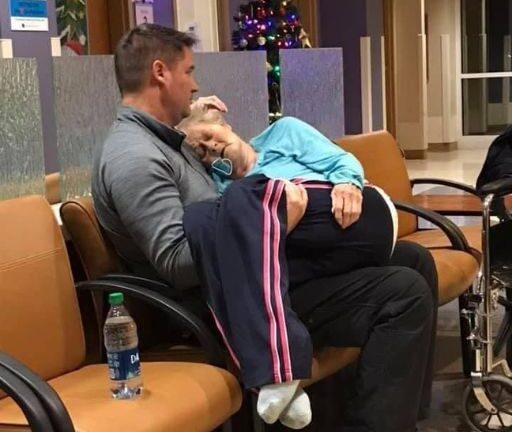 I HELD HER LIKE THIS FOR HOURS—AND NOT ONE PERSON REALIZED SHE USED TO DO THE SAME FOR ME