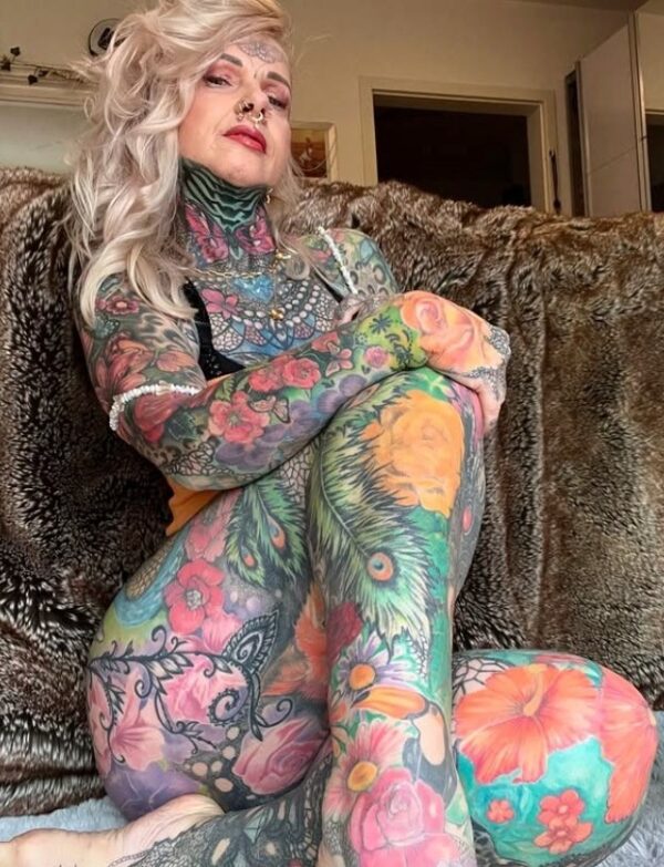 “Her Entire Body Is Covered In Tattoos From Head To Toe”: The 56-Year-Old Tattoo Lover Showed What She Looked Like Before Her Incredible Transformation!
