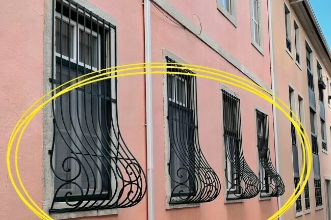 Si ve rejas de ventana con una curva en la parte inferior, esto es lo que significa