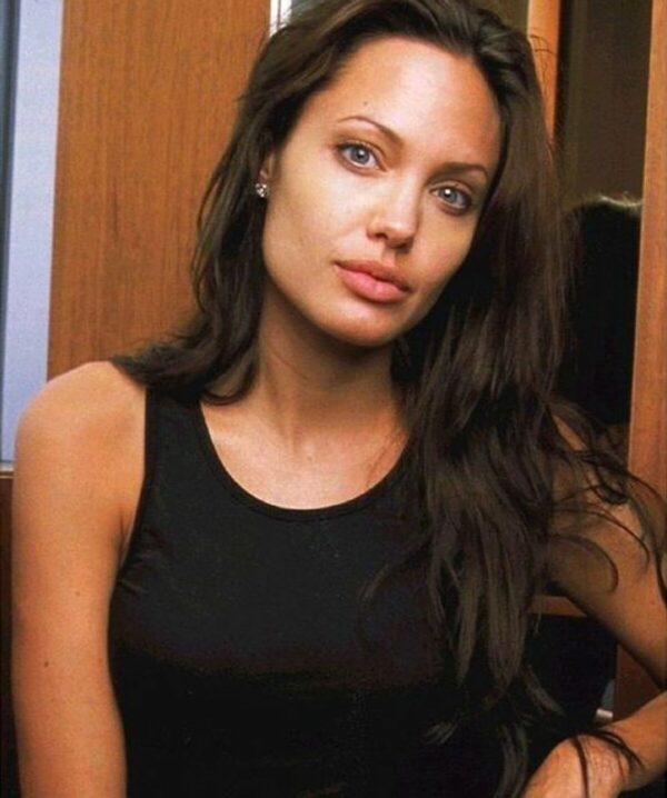 “She Lost Weight Up To 99 lbs”: New Disappointing Photos Of Jolie Hit The Web!