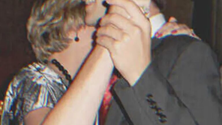 Chico Abandonado Se Para De Su Silla De Ruedas Por Primera Vez Para Bailar Con Una Enfermera Y Su Madre Biológica Aparece – Historia Del Día