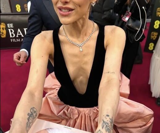 “Sweet Moment Turns Bittersweet: Ariana Grande Signs Fan Photos at the BAFTAs — But One Heartbreaking Detail Has Everyone Talking”