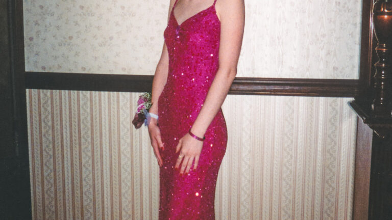 Girl Gives the Last of Her Money to Pay a Stranger’s Fine on the Bus, Cries When She Sees Him at Her Prom — Story of the Day